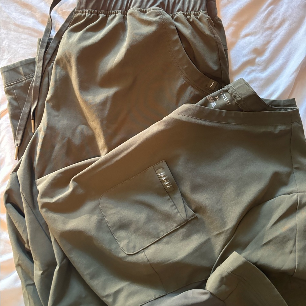 Jannuu scrub set
